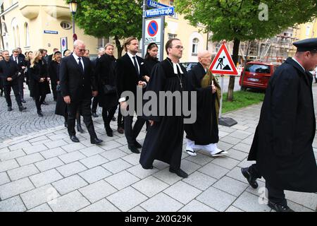 Sophie Wepper mit Ehemann David Meister im Trauerzug zur Beisetzung von Fritz Wepper im Familiengrab der Familie Wepper auf dem Friedhof Neuhausen im Stockfoto