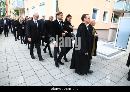 Sophie Wepper mit Ehemann David Meister im Trauerzug zur Beisetzung von Fritz Wepper im Familiengrab der Familie Wepper auf dem Friedhof Neuhausen im Stockfoto