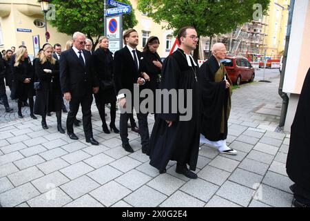 Sophie Wepper mit Ehemann David Meister im Trauerzug zur Beisetzung von Fritz Wepper im Familiengrab der Familie Wepper auf dem Friedhof Neuhausen im Stockfoto