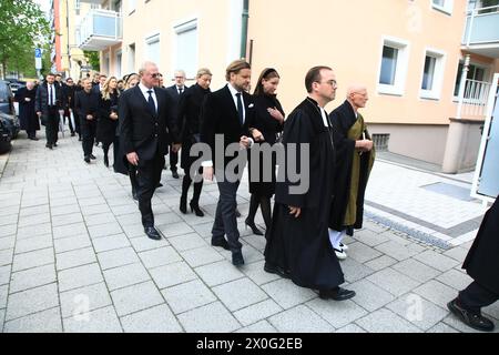 Sophie Wepper mit Ehemann David Meister im Trauerzug zur Beisetzung von Fritz Wepper im Familiengrab der Familie Wepper auf dem Friedhof Neuhausen im Stockfoto