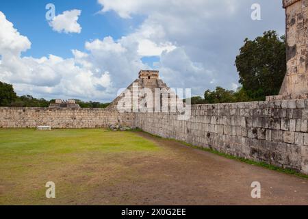 Der große Ballplatz mit El Castillo und der Tempel der Krieger Stockfoto