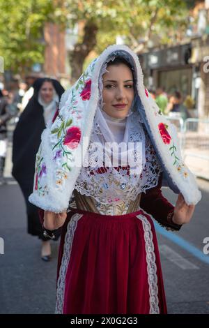 NUORO, ITALIEN - 16. JULI 2017 - traditionelle sardische Kleidung, die von schönen Mädchen getragen wird Stockfoto