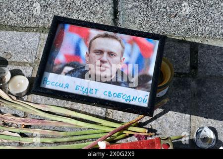 Straßburg, Frankreich. April 2024. Hommage an Alexei Nawalny am Place Kleber in Straßburg. Im Stadtzentrum werden regelmäßig Blumen und Kerzen gelegt. 10. April 2024 In Straßburg Im Nordosten Frankreichs. Foto: Nicolas Roses/ABACAPRESS.COM Credit: Abaca Press/Alamy Live News Stockfoto