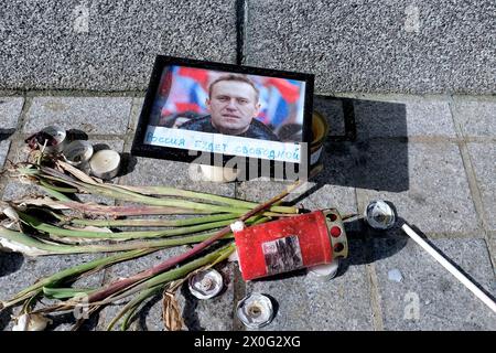 Straßburg, Frankreich. April 2024. Hommage an Alexei Nawalny am Place Kleber in Straßburg. Im Stadtzentrum werden regelmäßig Blumen und Kerzen gelegt. 10. April 2024 In Straßburg Im Nordosten Frankreichs. Foto: Nicolas Roses/ABACAPRESS.COM Credit: Abaca Press/Alamy Live News Stockfoto