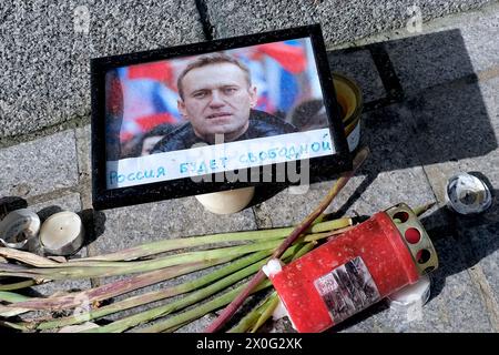 Straßburg, Frankreich. April 2024. Hommage an Alexei Nawalny am Place Kleber in Straßburg. Im Stadtzentrum werden regelmäßig Blumen und Kerzen gelegt. 10. April 2024 In Straßburg Im Nordosten Frankreichs. Foto: Nicolas Roses/ABACAPRESS.COM Credit: Abaca Press/Alamy Live News Stockfoto