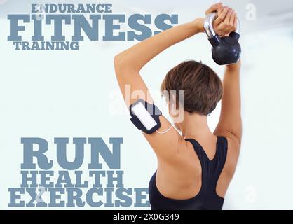 Fitness, Workout und Person oder Worte im Studio mit Laufen, Gesundheit oder Ausdauer in der mobilen App für Fortschritt. Training und Kettlebell-Training mit Stockfoto