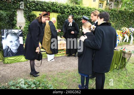 Susanne Kellermann, Filippa Wepper und Sophie Wepper bei der Beisetzung von Fritz Wepper im Familiengrab der Familie Wepper auf dem Friedhof Neuhausen Stockfoto