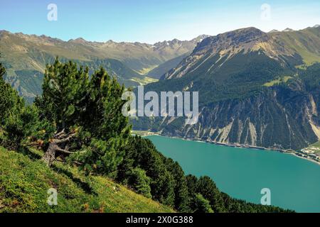 Blick auf den Reschensee in Südtirol Stockfoto