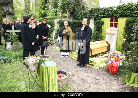 Susanne Kellermann, Filippa Wepper und Sophie Wepper bei der Beisetzung von Fritz Wepper im Familiengrab der Familie Wepper auf dem Friedhof Neuhausen Stockfoto