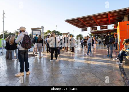 Valletta, Malta, 03. April 2024. Leute, die am Busbahnhof des Stadtzentrums warten Stockfoto