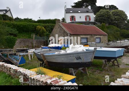 Rustikale Bootswartung: Schlauchboot am Ufer, Golf von Morbihan Stockfoto