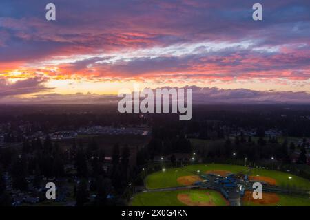 Aus der Vogelperspektive von Lacey, Washington bei Sonnenuntergang im Dezember Stockfoto