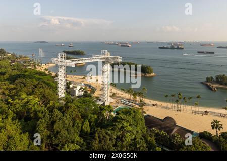 Blick aus der Vogelperspektive auf den Strand von Sentosa mit Bungee-Sprung aus der Seilbahn Stockfoto