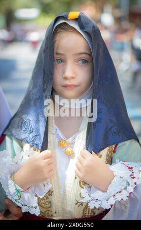 NUORO, ITALIEN - 16. JULI 2017 - traditionelle sardische Kleidung, die von schönen Mädchen getragen wird Stockfoto