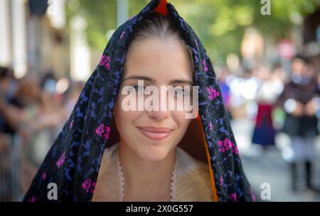 NUORO, ITALIEN - 16. JULI 2017 - traditionelle sardische Kleidung, die von schönen Mädchen getragen wird Stockfoto