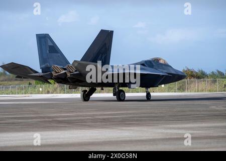 Ein F-22 Raptor der US Air Force, der der 90th Expeditionary Fighter Squadron zugewiesen wurde, wurde zur Start- und Landebahn für die Übung Agile Reaper 24-1 AT zugewiesen Stockfoto