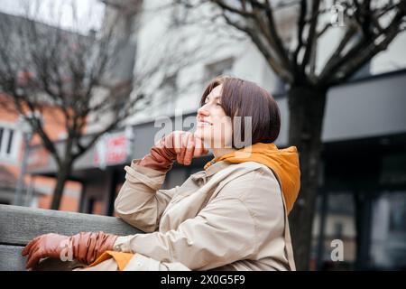 Lächelnde Frau genießt den Wintertag im City Park Stockfoto