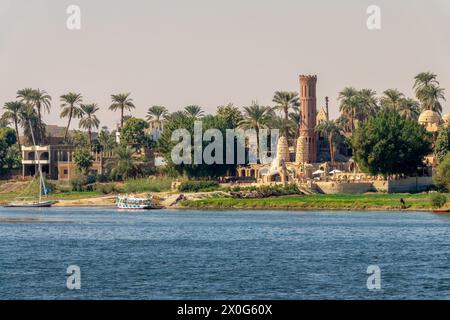 Djorff Palace Hotel, traditionelle Architektur am Westufer des Nils in Luxor, Ägypten Stockfoto