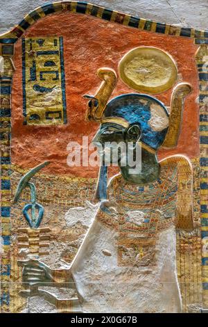 Nahaufnahme eines farbenfrohen Gemäldes im Grab von Ramses III. (Ramses III.) im Tal der Könige, Luxor West Bank, Ägypten Stockfoto