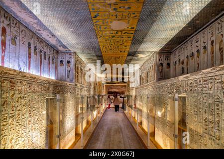 Das Innere des Ramses III. (Ramses III.) Grabmals mit farbenfrohen Hyeroglyphen im Tal der Könige, Luxor West Bank, Ägypten Stockfoto