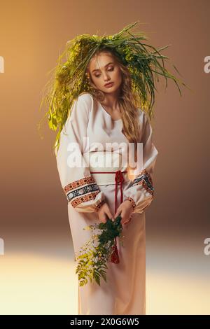 Junge Mavka in traditionellem weißem Kleid mit Kranz in einer skurrilen Studio-Umgebung. Stockfoto
