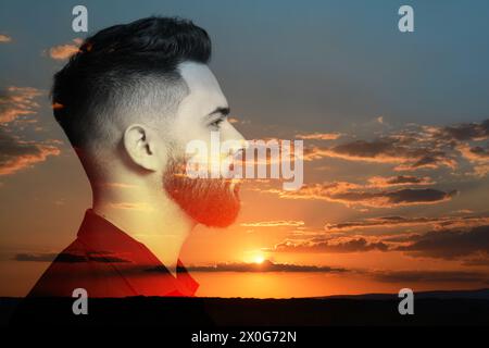 Doppelte Exposition von gutaussehendem Mann und Meer bei Sonnenuntergang Stockfoto
