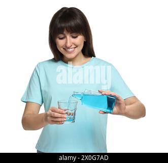 Junge Frau mit Mundwasser auf weißem Hintergrund Stockfoto