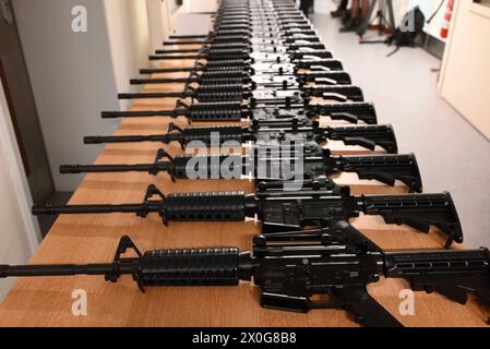 Ende März 2024 sollen zwei Weißrussen 49 & 30 Jahre aus Seevetal 40 halbautomatische Schusswaffen aus einem Güterzug am Rangierbahnhof Maschen entwendet haben. Die mehrschüssigen halbautomatischen lang-Schusswaffen des chinesischen Herstellers Norinco sind ein Nachbau der optisch dem vollautomatischen Sturmgewehr M16 Colt AR 15 ähnelt. Im Gegensatz zur M16 sind diese Waffen aber keine Kriegswaffen und dürfen in Deutschland mit entsprechender Waffenrechtliche Genehmigung besessen werden. Die sechs Kartons mit je 5 Waffen wurden nach der Tat in einem Erdbunker in Seevetal versteckt. Dieser Bunk Stockfoto