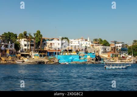 Farbenfrohe Häuser auf der Insel Elephantine und am Nil in Assuan, Ägypten Stockfoto