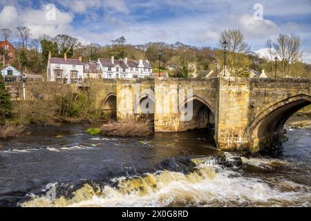 Die mittelalterliche Brücke über den Fluss Dee bei Llangollen, Denbighshire, Nordwales Stockfoto