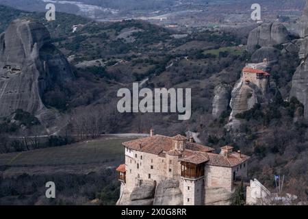 Kloster St. Nikolaus Anapausas und Kloster St. Rousanou in Meteora, eine geologische Formation in Nordgriechenland, im Regionalbezirk T Stockfoto