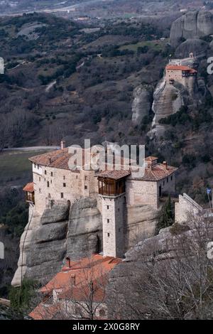 Kloster St. Nikolaus Anapausas und Kloster St. Rousanou in Meteora, eine geologische Formation in Nordgriechenland, im Regionalbezirk T Stockfoto