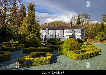 Plas Newydd in Llangollen mit Dinas Bran Castle im Hintergrund, Nordwales Stockfoto