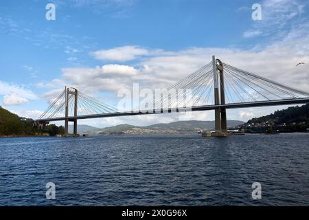 Rande-Brücke über Vigo Ria, Pontevedra, Galicien, Spanien. Es handelt sich um eine Seilbrücke, die Vigo mit der Halbinsel Morrazo verbindet. Stockfoto