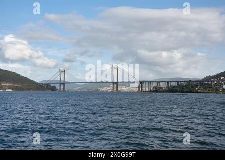 Rande-Brücke über Vigo Ria, Pontevedra, Galicien, Spanien. Es handelt sich um eine Seilbrücke, die Vigo mit der Halbinsel Morrazo verbindet. Stockfoto