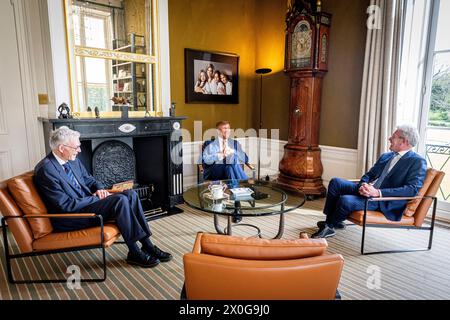 Den Haag, Niederlande. April 2024. DEN HAAG - Koning Willem-Alexander ontvangt Informateurs Elbert Dijkgraaf en Richard van Zwol voor een gesprek over de voortgang van de formatie in zijn werkkamer op Paleis Huis ten Bosch, 12. april 2024. Foto: Patrick van Katwijk Credit: dpa/Alamy Live News Stockfoto