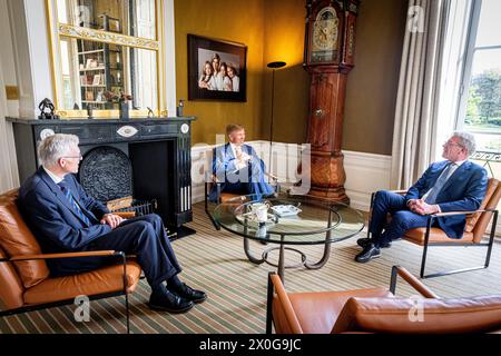 Den Haag, Niederlande. April 2024. DEN HAAG - Koning Willem-Alexander ontvangt Informateurs Elbert Dijkgraaf en Richard van Zwol voor een gesprek over de voortgang van de formatie in zijn werkkamer op Paleis Huis ten Bosch, 12. april 2024. Foto: Patrick van Katwijk Credit: dpa/Alamy Live News Stockfoto