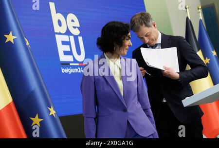 Brüssel, Belgien April 2024. Die belgische Außenministerin Hadja Lahbib und Premierminister Alexander de Croo haben sich am Freitag, den 12. April 2024 in Brüssel auf einer Pressekonferenz über die Halbzeitergebnisse des belgischen Ratsvorsitzes der Europäischen Union vorgestellt. Seit dem 1. Januar 2024 begann der belgische Ratsvorsitz der Europäischen Union für sechs Monate. BELGA FOTO BENOIT DOPPAGNE Credit: Belga News Agency/Alamy Live News Stockfoto