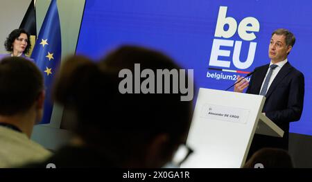 Brüssel, Belgien April 2024. Die belgische Außenministerin Hadja Lahbib und Premierminister Alexander de Croo haben sich am Freitag, den 12. April 2024 in Brüssel auf einer Pressekonferenz über die Halbzeitergebnisse des belgischen Ratsvorsitzes der Europäischen Union vorgestellt. Seit dem 1. Januar 2024 begann der belgische Ratsvorsitz der Europäischen Union für sechs Monate. BELGA FOTO BENOIT DOPPAGNE Credit: Belga News Agency/Alamy Live News Stockfoto