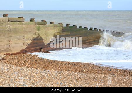 Hölzerne Wellenbrecher oder Groyne mit Wellen vom Ärmelkanal, die mit Sprühnebel brechen Stockfoto