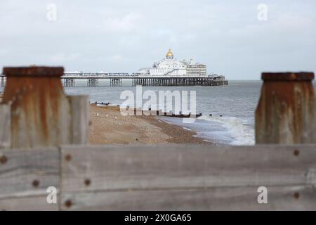 Eastbourne Pier mit hölzernem Groyne im Vordergrund Eastbourne East Sussex UK Stockfoto