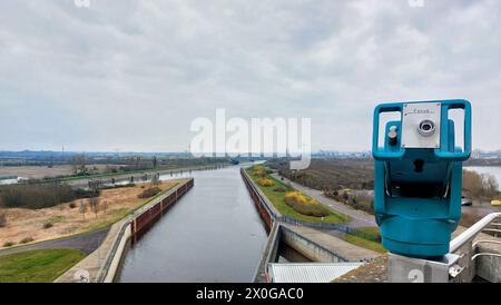 Blick über Kanäle in der Nähe von Magdeburg mit Münzfernglas im Vordergrund. Stockfoto