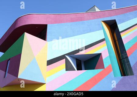 Towner Art Gallery Eastbourne East Sussex UK Außenansicht Deutscher Künstler Lothar Götz Dance Diagonal! Stockfoto