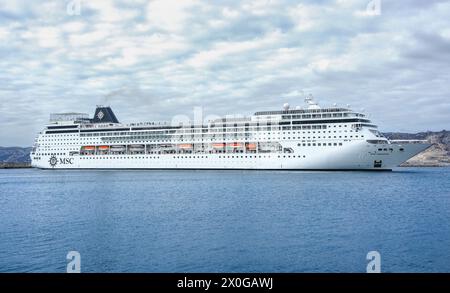 Das Kreuzfahrtschiff MSC Armonia nach der Jumboisung (Verlängerung durch Hinzufügen eines Abschnitts zwischen den Schiffen), MSC Cruises, MPCT - Kreuzfahrthafen Marseille Provence Stockfoto