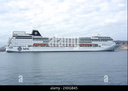 Das Kreuzfahrtschiff MSC Armonia nach der Jumboisung (Verlängerung durch Hinzufügen eines Abschnitts zwischen den Schiffen), MSC Cruises, MPCT - Kreuzfahrthafen Marseille Provence Stockfoto