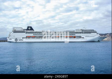 Das Kreuzfahrtschiff MSC Armonia nach der Jumboisung (Verlängerung durch Hinzufügen eines Abschnitts zwischen den Schiffen), MSC Cruises, MPCT - Kreuzfahrthafen Marseille Provence Stockfoto