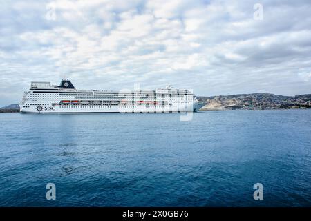 Das Kreuzfahrtschiff MSC Armonia nach der Jumboisung (Verlängerung durch Hinzufügen eines Abschnitts zwischen den Schiffen), MSC Cruises, MPCT - Kreuzfahrthafen Marseille Provence Stockfoto