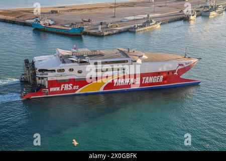 HSC TARIFA JET-Schnellkatamaran RO RO im Hafen von Tanger nach der Überquerung der Straße von Gibraltar, Fähren-Express-Linie zwischen Kontinentaleuropa und Marokko Stockfoto