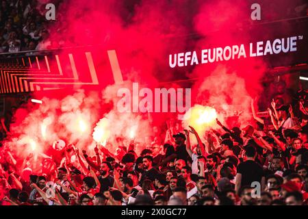 Lissabon, Portugal. April 2024. Die Fans von SL Benfica singen und zünden Fackeln im ersten Legspiel der UEFA Europa League zwischen SL Benfica und Olympique de Marseille im Estadio da Luz in Lissabon. (Endpunktzahl: SL Benfica 2 - 1 Olympique de Marseille) (Foto: Henrique Casinhas/SOPA Images/SIPA USA) Credit: SIPA USA/Alamy Live News Stockfoto