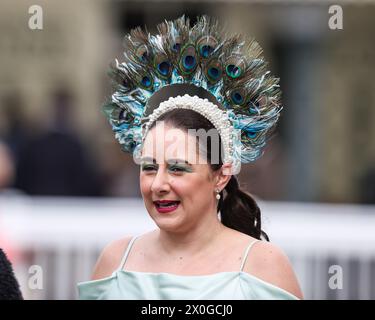 Racegoers beim Randox Grand National 2024 Ladies Day auf der Aintree Racecourse, Liverpool, Vereinigtes Königreich, 12. April 2024 (Foto: Mark Cosgrove/News Images) Stockfoto